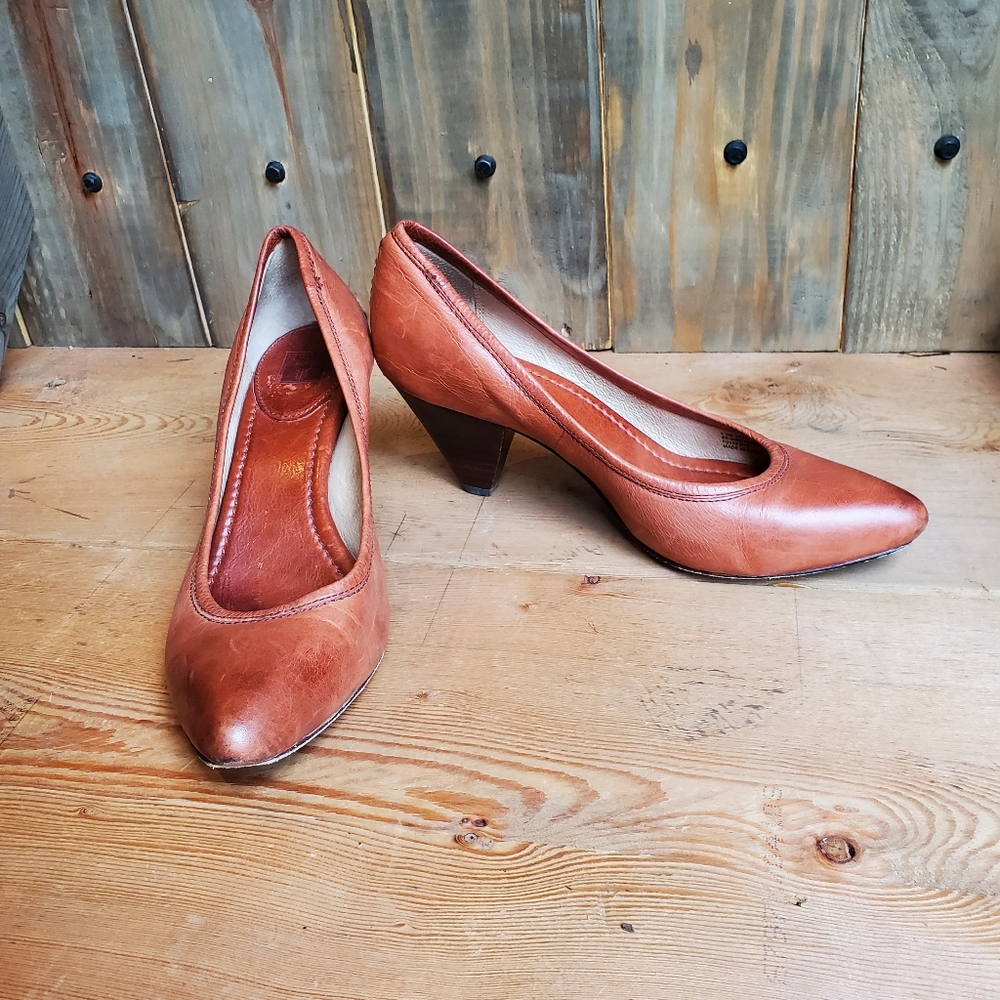 Frye Regina Pump - Picture 2 of 13